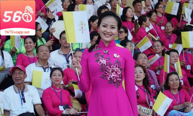 Đỗ Trần Khánh Ngân đạt danh hiệu Hoa khôi Du lịch Việt Nam năm 2017