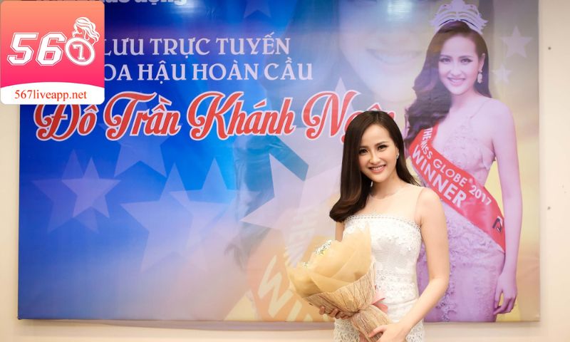 Hoa hậu Đỗ Trần Khánh Ngân khoe nhan sắc rực rỡ